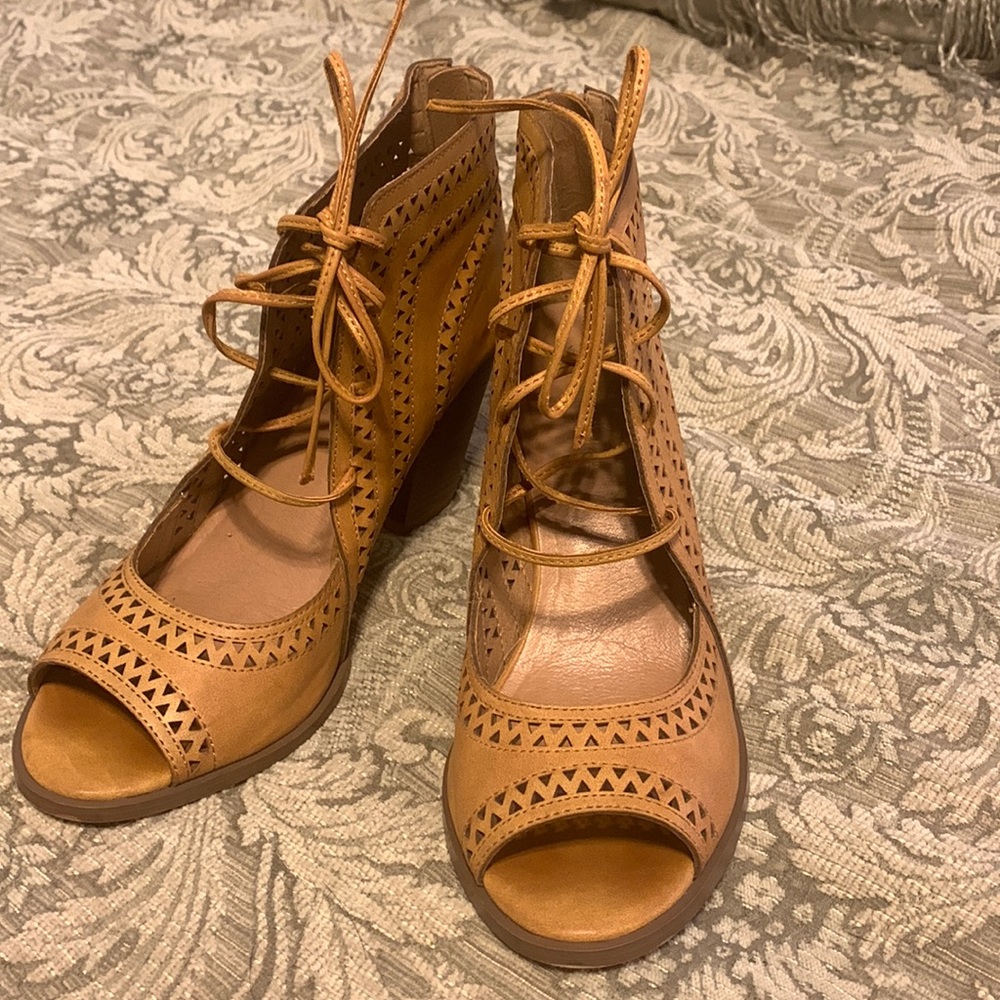 EUC Altar'd State lace up pee toe vintage booties size 9.